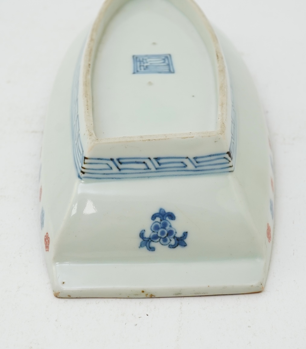 A Japanese Kakiemon style boat shaped dish, 19th century
